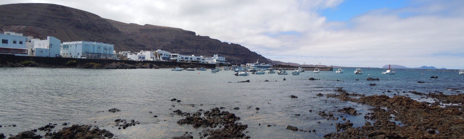 El puerto de Órzola con el Risco de Famara detrás
