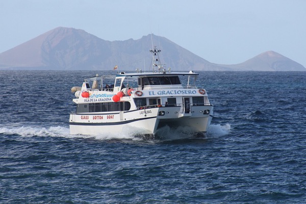 The ferry El Graciosero crossing El Río towards La Graciosa