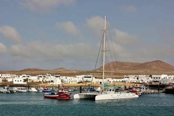 Catamarán en el puerto de Caleta de Sebo