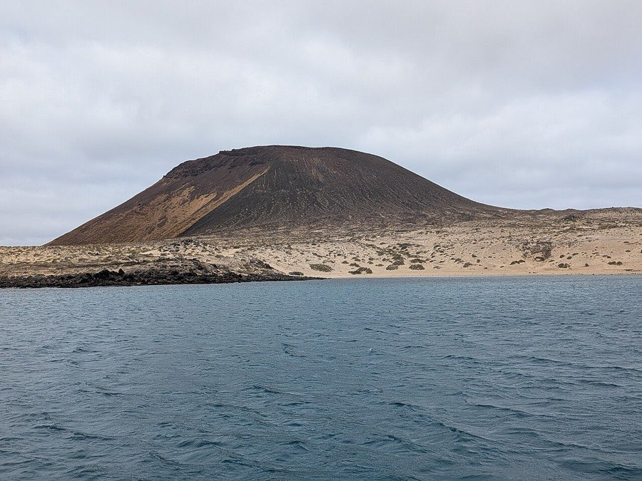 Montaña Amarilla vista desde el mar, con la playa a sus pies